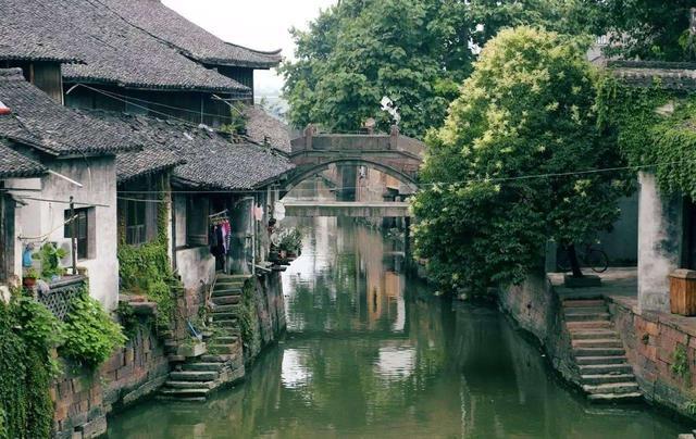婴儿车不慎滑入水中，河道保洁员30秒火速救人